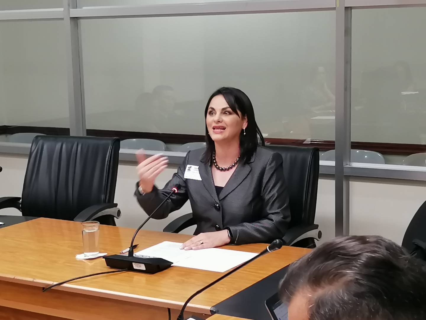 Una persona sentada en un escritorio
Descripción generada automáticamente con confianza media